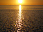 Ein Urlaubstag auf Usedom geht zu Ende: Sonnenuntergang ber dem Achterwasser.