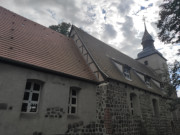 Wolken ber Usedom: Kirche Benz im Hinterland der Insel.