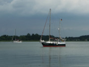 Wolken ber dem Achterwasser: Ltow auf der Halbinsel Gnitz.