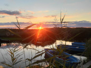 Sonnenuntergang ber dem Achterwasser: Bootsverleih bei Loddin.