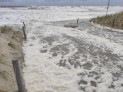 Strandzugang Klpinsee: Der Sturm treibt das Wasser empor.