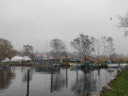 Winterlager: Sportboote am Achterwasserhafen von Loddin.