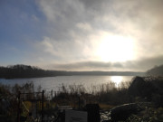 Blauer Himmel und Nebel: Dezemberwetter am Kölpinsee.