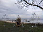 Weihnachtsdekoration: Blick von der Strandpromenade Koserows.