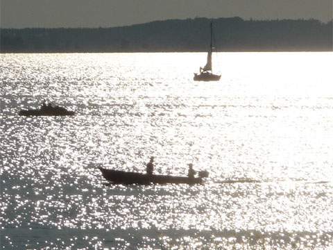Abendsonne: Boote auf dem Achterwasser in der Nhe des Usedomer Bernsteinbades Loddin.