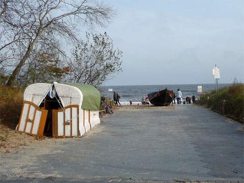Winterquartier: Die Strandkrbe sind am Strandzugang von Klpinsee abgestellt.