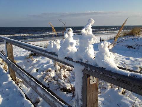 Winzige Schneemänner auf der Seebrücke: Ostseebad Bansin im Winter.