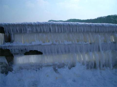 Seebrcke winterlich: Ein Eisvorhang am Gelnder der Koserower Seebrcke.