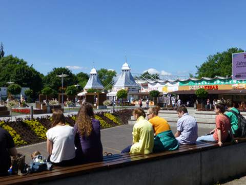 Vor der Seebrcke: Strandpromenade des Ostseebades Misdroy.