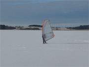 Wintersport auf Usedom: Eissurfen auf dem Achterwasser zwischen den Bernsteinbdern Loddin und ckeritz.