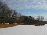 Klares Winterwetter: Der Klpinsee mit der Schwaneninsel im Bernsteinbad Loddin.