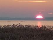 Ein Wintertag auf Usedom geht zuende: Sonnenuntergang am Achterwasser.