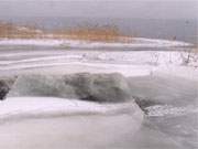 Usedomer Winterimpressionen: Das Eis des Achterwassers beginnt sich aufzuwerfen.
