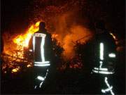 Unter Aufsicht: Die Freiwillige Feuerwehr von Loddin organisiert das Weihnachtsbaumverbrennen.