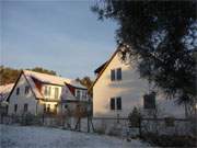 Usedom-Ferienhaus im Schnee: Die Steinbock-Ferienwohnungen laden zu einem Winterurlaub im Sonnenschein ein.