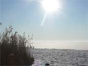 Mittagssonne über dem gefrorenen Stettiner Haff: Die Haffküste der Ostseeinsel Usedom.