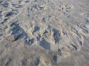 Muster im Sand: Wind und Eis haben interessante Formen herausgearbeitet.
