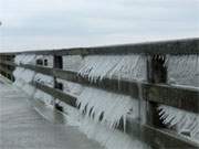 Geländer: Vom Wind geformte Eiszapfen an der Seebrücke von Koserow.