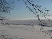 Weite: Blick vom Sandstrand zwischen Kamminke und Garz ber die Eisflche des Stettiner Haffs.