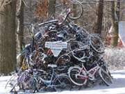 Moderne Kunst: Fahrradskulptur an der Strandpromenade des Bernsteinbades ckeritz.