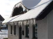 Ostseeinsel Usedom im Winter: Schilfdach im malerischen Fischerdorf Loddin.