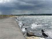 Hafen Swinemnde: Blick entlang der Ostmole zurck auf die Insel Wollin.