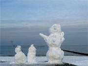 Winterurlaub auf Usedom: Schneemnner am Ostseestrand.