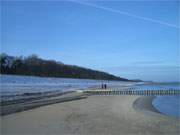 Winterferien am Ostseestrand: Weiter Sandstrand am Bernsteinbad Ückeritz.