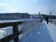 Brüstung aus Eiszapfen: Die Seebrücke des Ostseebades Koserow auf Usedom.