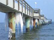 Seebrcke des Usedomer Seebades Koserow: Eiszapfen an der Unterseite.