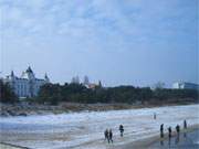 Schneereste auf dem Ostseestrand von Zinnowitz: Das Ostseebad ist eines der grten auf Usedom.