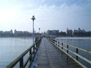 Blick zurck: Von der langen Seebrcke das Ostseebad Zinnowitz berschauen.