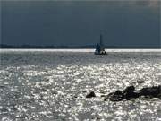 Segelboot auf dem Achterwasser: Der Hafen von ckeritz ist ein beliebter Ort fr Wassersport.