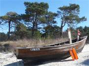 Bernsteinbad Zempin: Das Fischerboot am Sandstrand wartet auf das richtige Wetter.