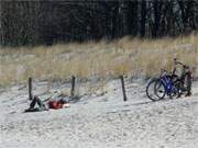 Sandstrand bei Zempin: Ein erstes Sonnenbad am Meer.