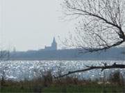 Lassan: Blick ber den Peenestrom zur kleinsten Stadt Mecklenburg-Vorpommerns.