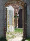 Mellenthin im Hinterland der Insel Usedom: Blick in den wunderschnen Kirchhof.