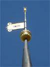 Himmel ber Usedom: Kirchturmspitze der Mellenthiner Dorfkirche.