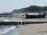 Usedomer Stilleben: Fischerboot am Ostseestrand von Klpinsee.