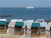 Ausflugsdampfer vor dem Ostseestrand des Bernsteinbades Loddin.