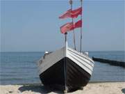 Fischerboot am Ostseestrand von Stubbenfelde, einem Ortsteil des Seebades Loddin.