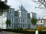 Blick auf die Ostsee: Villa an der Strandpromenade von Heringsdorf auf Usedom.