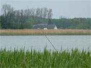 Blick bers Achterwasser: Feriendorf Ltow auf der Halbinsel Gnitz.