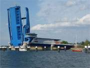 Brückenzug: Die Inselbrücke nach Usedom öffnet, um Boote und Schiffe durchzulassen.