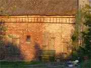 Usedom-Impression: Loddiner Bauernhof in der Abendsonne.