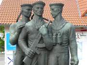 Sozialistischer Realismus: NVA-Waffenbrder in Bronze.