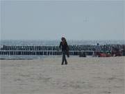 Strandurlaub auf Usedom: Spaziergngerin auf dem Ostseestrand zwischen Koserow und Loddin.