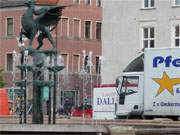 Greifenbrunnen auf dem Rathausplatz der Kreisstadt Anklam: Trubel und Geschft auf dem Wochenmarkt.