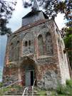 Kompakt: Kirchturm der Zirchower Dorfkirche auf Usedom.