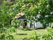 Im Garten: Einzeldenkmal im Bernsteinbad Loddin in der Inselmitte Usedoms.